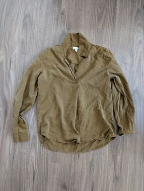 Garnet Hill Lightweight V-Neck Blouse in Olive / Pea Green (Size 6)